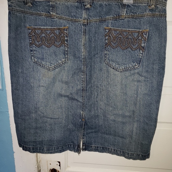 Skirt - Picture 2 of 3